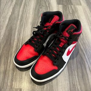 Air Jordan 1 Mid Black Red 🎸